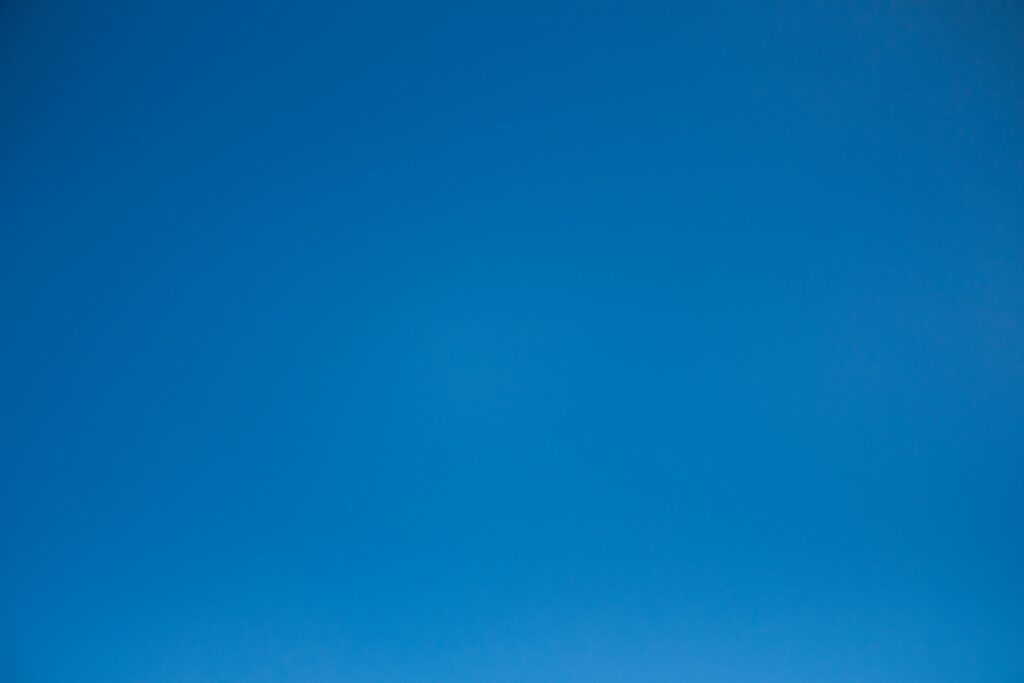 Placeholder-blauw Blue sky with white clouds